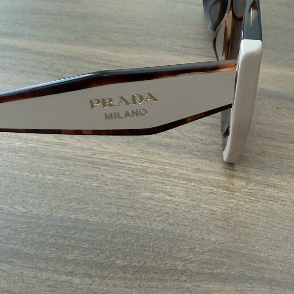 Prada chic tortoiseshell